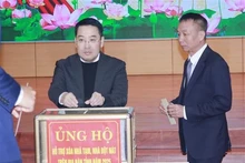 El presidente del Comité Popular de Yen Bai, Nguyen Tuan Anh, apoya la eliminación de las viviendas temporales y deterioradas en la provincia. (Foto: VNA)