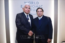 El primer ministro de Vietnam, Pham Minh Chinh (derecha), sostiene un encuentro con el presidente de Panamá, José Raúl Mulino Quintero. (Foto: VNA)