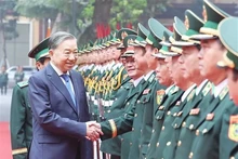 El secretario general del Partido Comunista de Vietnam (PCV), To Lam, visita el Comando de la Guardia Fronteriza. (Foto: VNA)