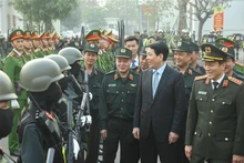El presidente de Vietnam, Luong Cuong, visita y felicita a los oficiales y soldados del Comando de la Policía Móvil con motivo del Tet. (Foto: VNA)