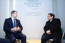 El primer ministro de Vietnam, Pham Minh Chinh, (derecha) se reúne con su homólogo de Lituania, Gintautas Paluckas. (Foto: VNA)