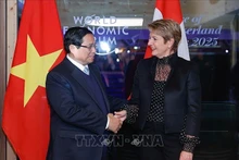 El primer ministro de Vietnam, Pham Minh Chinh, sostiene una conversación con la presidente de Suiza, Karin Keller-Sutter, en el marco de la Reunión 55 del Foro Económico Mundial (FEM) en Davos. (Foto: VNA)