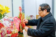 El primer ministro Pham Minh Chinh rinde homenaje al exsecretario general del Partido Comunista de Vietnam, Nguyen Phu Tron,g en su residencia. (Foto: VNA)