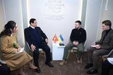El primer ministro vietnamita, Pham Minh Chinh, se reunió con el presidente ucraniano, Volodymyr Zelensky, en Davos el 21 de enero. (Foto: VNA)