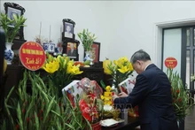 El secretario general del PCV, To Lam, ofrece inciensos para rendir homenaje al extinto líder partidista, Nguyen Phu Trong. (Foto: VNA)