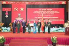 La vicepresidenta Vo Thi Anh Xuan otorgó la Orden de Trabajo de Primera Clase al Centro Tropical Vietnam-Rusia. (Foto: Nhan Dan)