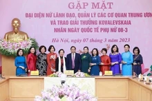 El primer ministro de Vietnam, Pham Minh Chinh, y mujeres dirigentes de las agencias centrales. (Foto: VNA)