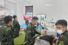 El personal médico militar en la isla de Song Tu Tay tuvo una consulta en línea con el Hospital Militar 108 para el caso del paciente. (Foto: VNA)