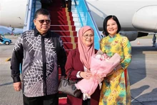 El presidente de la Cámara de Representantes de Malasia, Tan Sri Dato' Johari Bin Abdul, y su esposa, Puan Sri Datin Noraini Binti Mohd (primera y segunda persona desde la izquierda), llegaron a Hanói. (Foto: VNA)