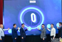 Los delegados realizan la inauguración del portal. 