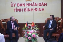 El secretario del Comité del Partido Comunista de Vietnam en Binh Dinh, Ho Quoc Dung (D), se reúne con el presidente de PNE, Per Hornung Pedersen. (Foto: VNA)