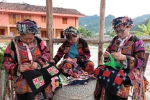 Las mujeres étnicas bordan hábilmente patrones en trajes tradicionales. (Foto: VNA)