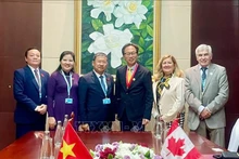 Vu Hai Ha, jefe de la Comisión de Relaciones Exteriores de la Asamblea Nacional de Vietnam (tercero desde la izquierda), se reúne con el senador canadiense Yuen Pau Woo. (Foto: VNA)