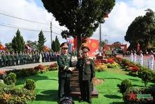 El general Phan Van Giang, ministro de Defensa de Vietnam y el vicepremier y titular de Defensa de Laos, general Chansamone Chanyalath, plantaron un árbol de amistad en la puerta fronteriza de Long Sap. (Foto: qdnd.vn)