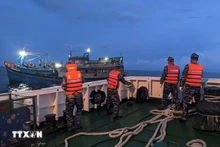 El buque 468 de la Región Naval 4 remolcó un barco pesquero con el eje del timón roto a la isla de Song Tu Tay. (Foto: VNA)