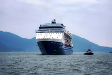El crucero de Celeberity Millennium, de nacionalidad maltesa, atraca en el puerto de Chan May.
