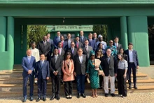 El vicegobernador de Estado de Goiás, Daniel Elias Carvalho Vilela, se toma foto de recuerdo con el embajador de Vietnam en Brasil, Bui Van Nghi, y representantes diplomáticos y agregados comerciales de 20 países. (Foto: Embajada de Vietnam en Brasil)