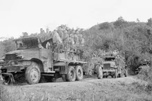Unidades de infantería mecanizada envian soldados urgentemente a Dien Bien Phu. (Foto: VNA)