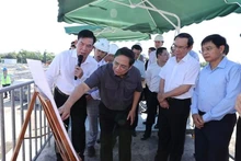 Minh Chinh examina la planta de tratamiento de aguas residuales Binh Hung. (Fotografía: VNA)