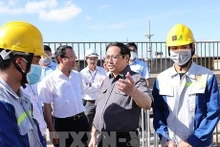 Primer ministro examina proyectos de infraestructura en Ciudad Ho Chi Minh. (Fotografía: VNA)