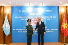 El secretario general adjunto de Operaciones de Paz de la ONU, Jean-Pierre Lacroix, y Hoang Kim Phung, director del Departamento de Mantenimiento de la Paz de Vietnam. (Fotografía: qdnd.vn)