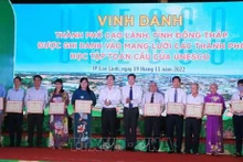 Los individuos sobresalientes en la construcción de una sociedad de aprendizaje reciben certificación de la ciudad de Cao Lanh. (Fotografía: VNA)