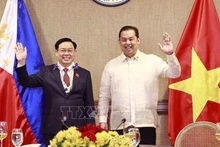 El presidente de la Asamblea Nacional de Vietnam, Vuong Dinh Hue, y el presidente de la Cámara de Representantes de Filipinas, Martin Romualdez, en la ceremonia. (Fotografía: VNA)