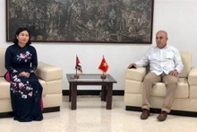 La reunión entre Nguyen Thi Tuyen, miembro del Comité Central del Partido Comunista de Vietnam, y Roberto Morales Ojeda, miembro del Buró Político y secretario de Organización del Comité Central del Partido Comunista de Cuba. (Fotografía: VNA)