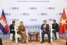 El presidente de la Asamblea Nacional de Vietnam, Vuong Dinh Hue, y la viceprimera ministra de Camboya, Men Sam An. (Fotografía: VNA)
