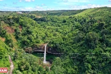 La leyenda cuenta que Lieng Nung es la única cascada del arroyo Dak Nia, que se origina de los bosques sagrados, por lo que su corriente es transparente durante todo el año. (Fotografía: VNA)