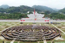 El gran círculo del baile Xoe de la etnia Thai en la Plaza de Tay Bac con la participación de las candidatas a Miss Turismo Mundial 2022.