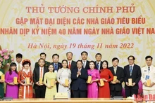 Primer ministro de Vietnam se reúne con maestros destacados del país 
