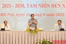 El primer ministro Pham Minh Chinh asiste a la reunión. 