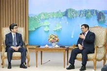 El primer ministro de Vietnam, Pham Minh Chinh, recibe a Hayashi Nobumitsu, gobernador del Banco Japonés para la Cooperación Internacional (JBIC). (Fotografía: VNA)