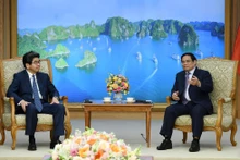 El primer ministro de Vietnam, Pham Minh Chinh, recibe a Hayashi Nobumitsu, gobernador del Banco Japonés para la Cooperación Internacional (JBIC). 