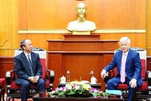 El presidente del Frente de la Patria de Vietnam, Do Van Chien (D) y el vicepresidente del Comité Central del Frente Lao para la Construcción Nacional (LFNC) Khampheuy Boutdavieng. (Fotografía: VNA)