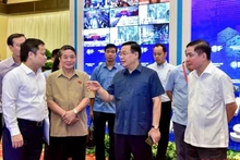 El presidente de la Asamblea Nacional, Vuong Dinh Hue, inspecciona los preparativos del Foro. (Fotografía: Nhan Dan)
