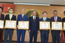 Acto de entrega de certificado de mérito. (Fotografía: VNA)