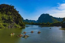 Visitantes admiran el paisaje de Trang An y exploran misteriosas cuevas. (Fotografía: VNA)