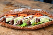 El Banh mi vietnamita, una de las 50 mejores comidas callejeras de Asia. (Fotografía: Nhan Dan) 