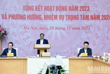 El primer ministro Pham Minh Chinh preside la reunión.