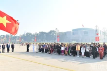 Jóvenes destacados de minorías étnicas rinden homenaje al Presidente Ho Chi Minh