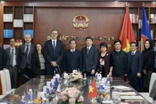 Delegados en la reunión. (Foto: giaoducthoidai.vn)