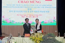 Yom Jong Hyun, presidente del Consejo de Gyeonggi, entrega un regalo al Consejo Popular de la provincia de Ha Nam. (Foto: VNA) 