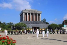 Visitantes al Mausoleo del Presidente Ho Chi Minh. (Foto: VNA)