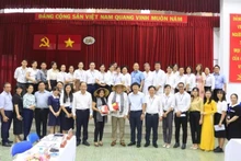 Médicos especialistas cubanos y representantes del sector de Salud de Ciudad Ho Chi Minh en la reunión. (Foto: sggp.org.vn)