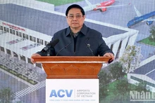 El primer ministro de Vietnam, Pham Minh Chinh, interviene en la ceremonia de inauguración de cuatro importantes proyectos de transporte del país. (Foto: Nhan Dan)