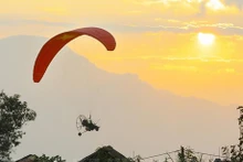 Más de 70 coloridos parapentes sobre el valle de Tam Duong. (Foto: Revista Vietnam)