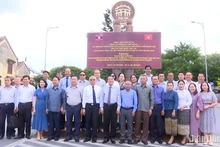 El vicepresidente de la Asamblea Nacional de Vietnam, Nguyen Duc Hai, y su par laosiano, Sommad Pholsena, junto con los delegados, toman foto de recuerdo en su visita al casco antiguo de Hoi An.