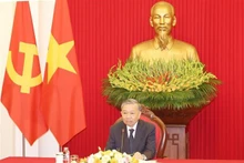 El secretario general del Partido Comunista de Vietnam y presidente del país, To Lam, mantiene una llamada telefónica con el presidente surcoreano, Yoon Suk Yeol. (Foto: VNA)